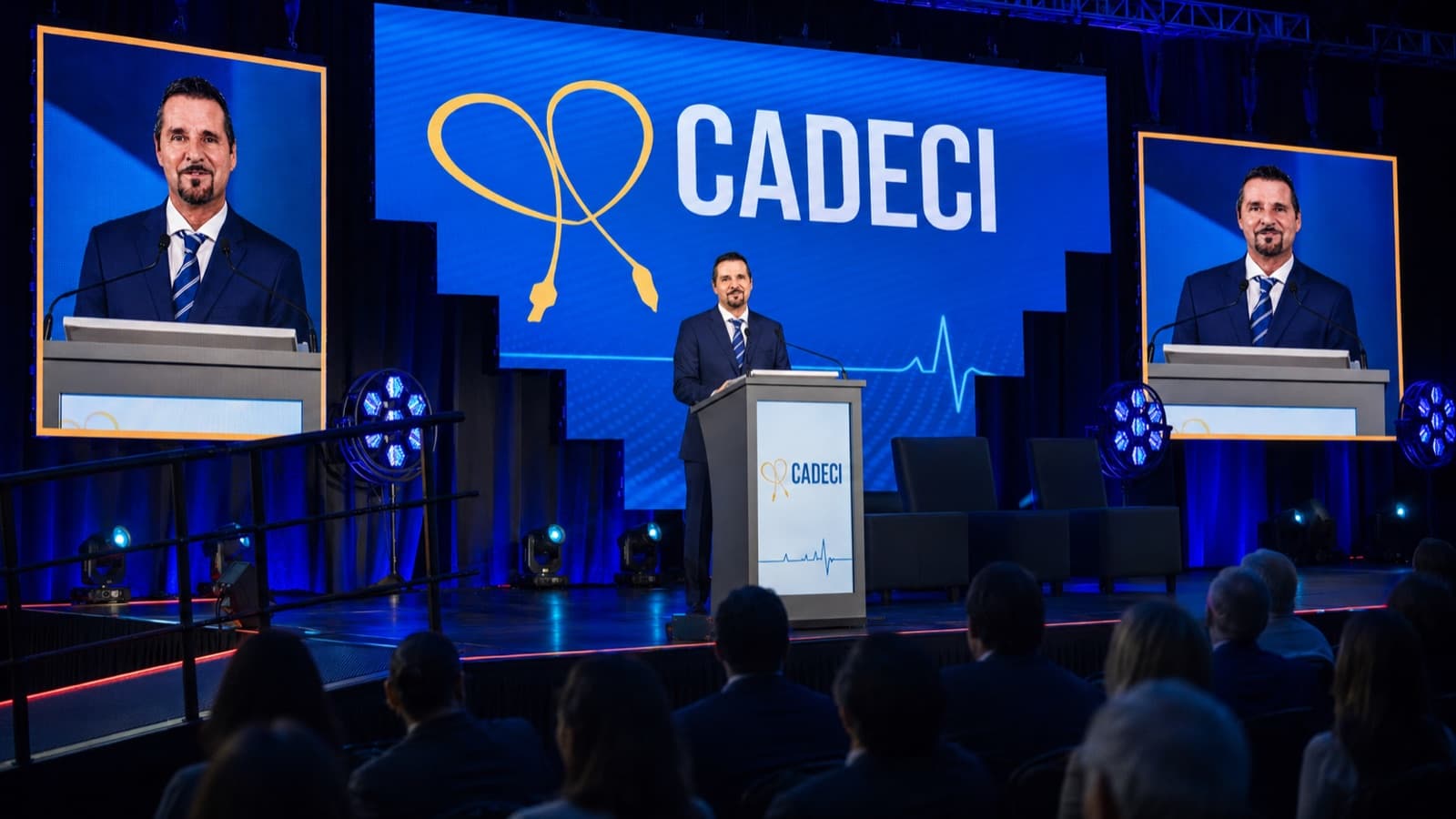 El Dr. Efraín Gaxiola López en el atril del congreso CADECI, ante el auditorio