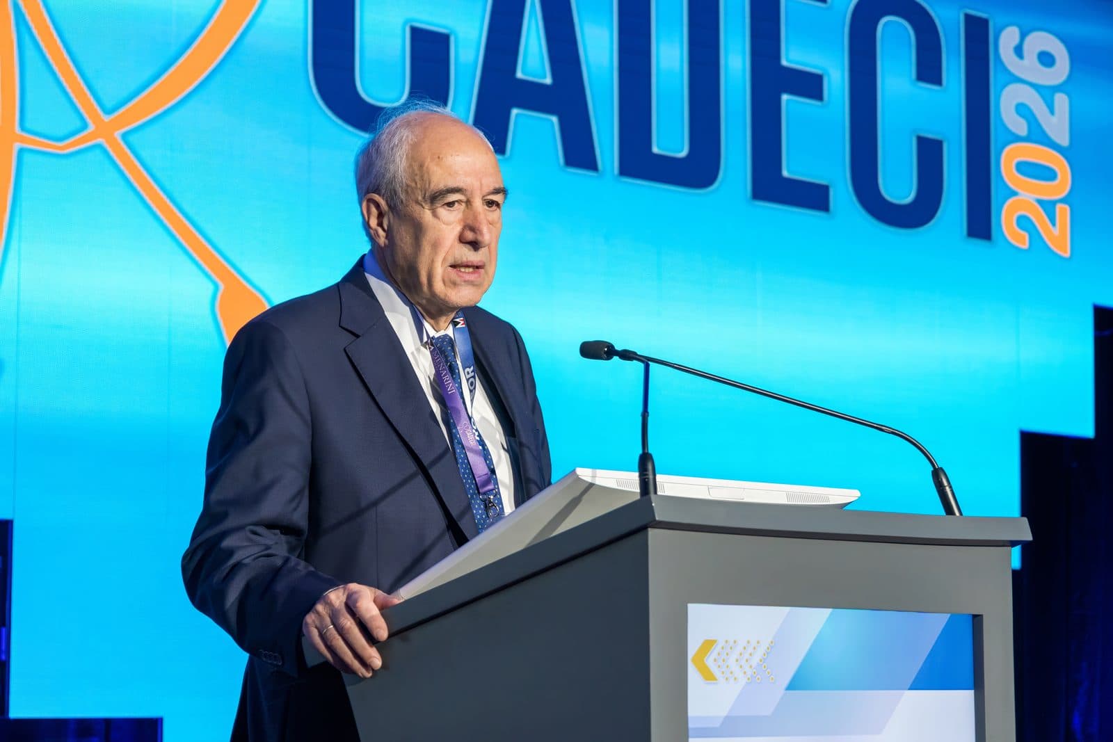 Ponente durante su conferencia en el escenario principal de CADECI 2026