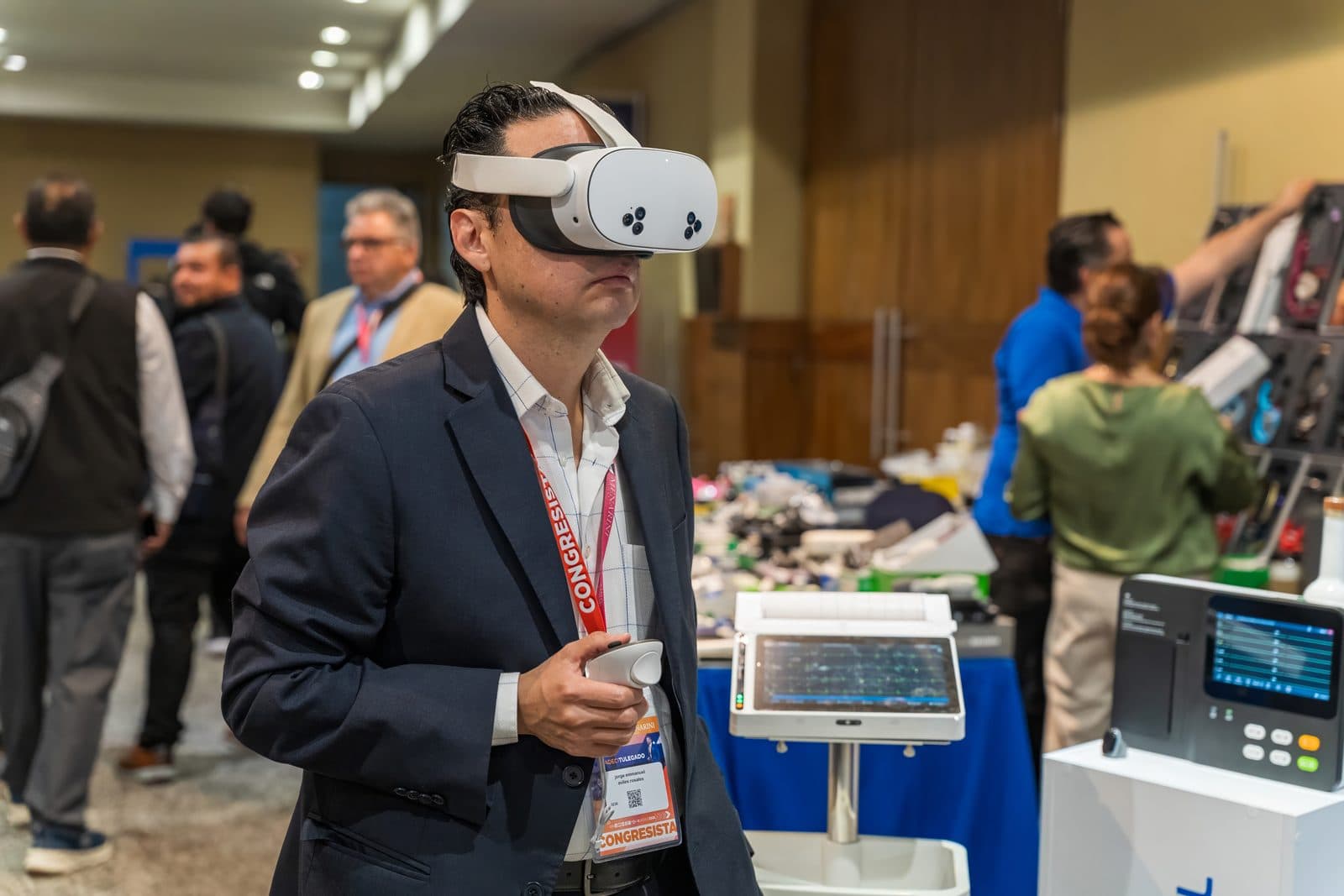 Asistente probando un simulador de realidad virtual en la zona de innovación de CADECI 2026