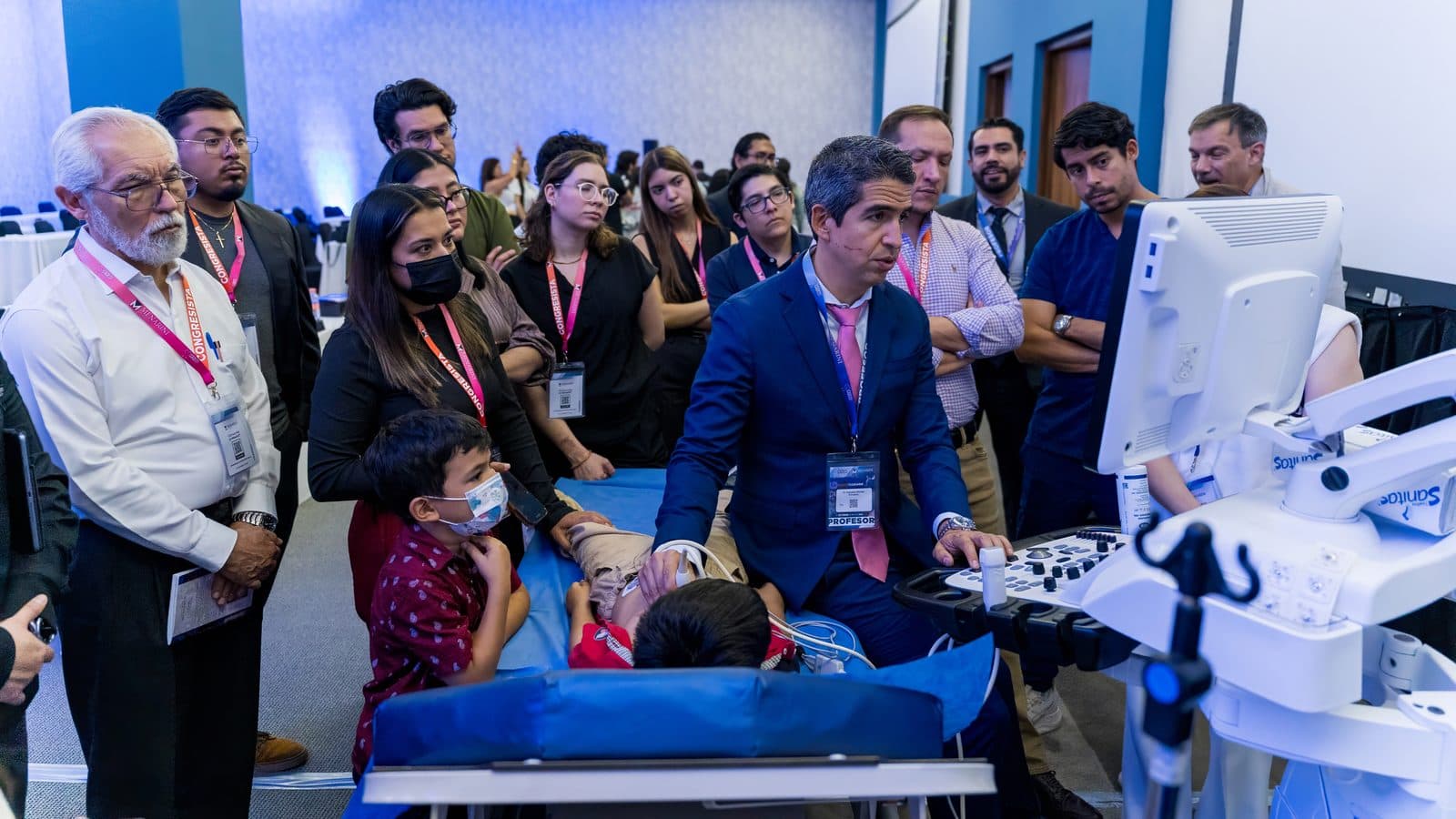 Instructor demostrando el uso de un equipo de ultrasonido en un taller de CADECI 2026