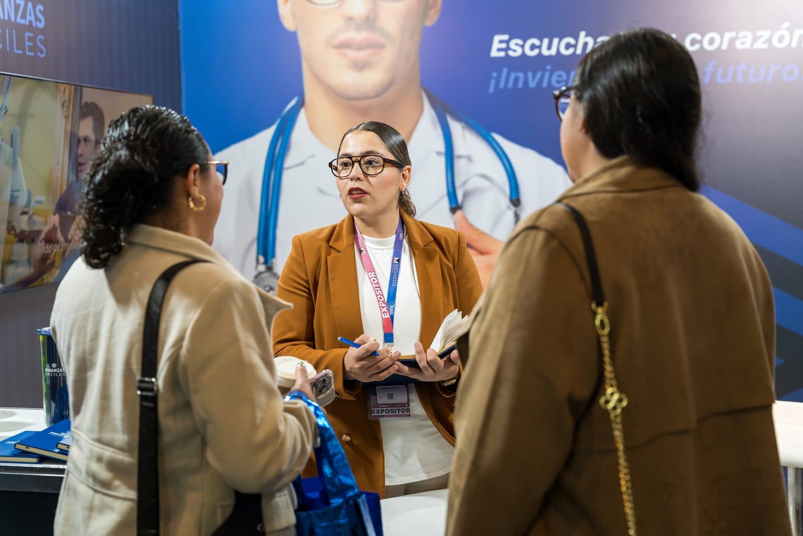 Asistentes conversando durante el congreso CADECI 2026