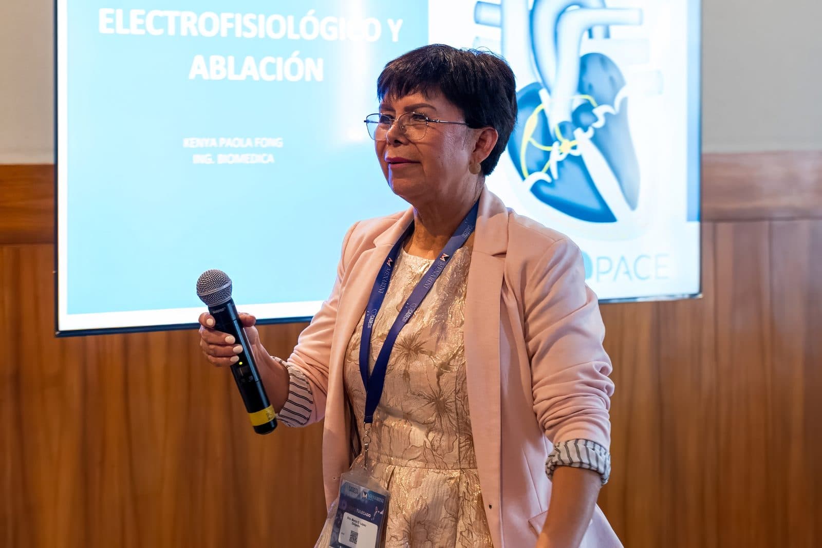 Ponente presentando material académico sobre electrofisiología en CADECI 2026