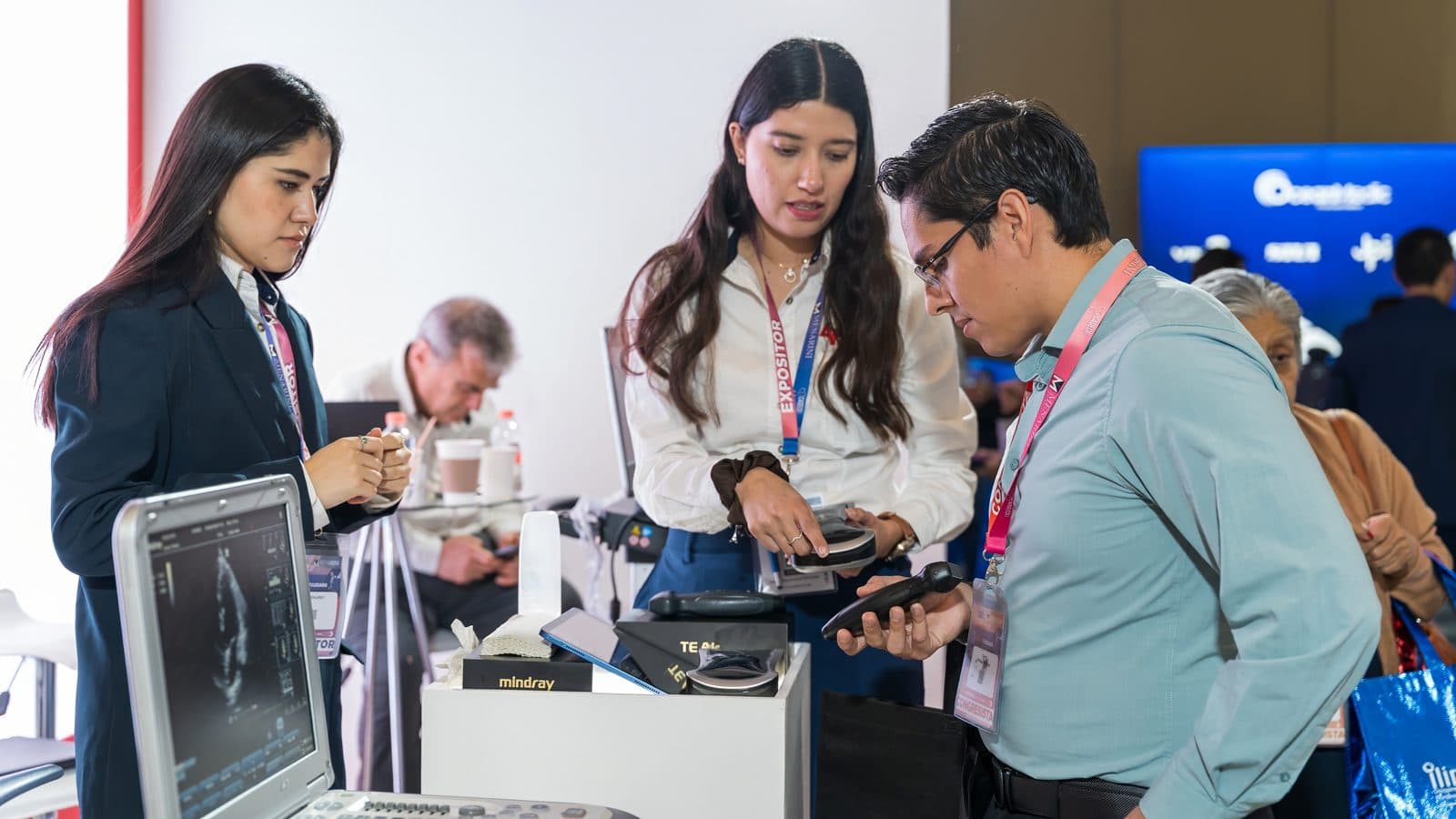 Área de exposición comercial y tecnología médica en CADECI